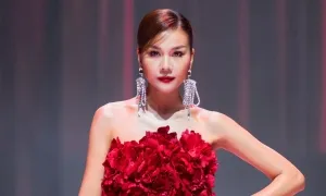 Thanh Hằng diện đầm nặng 20 kg catwalk