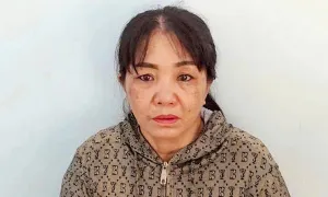 Mẹ nuôi bị khởi tố vì tạt nước sôi vào con gái 'làm mất vé số' Mẹ nuôi bị khởi tố vì tạt nước sôi vào con gái 'làm mất vé số'
