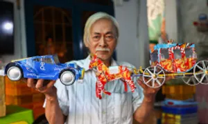 Cụ ông 70 tuổi làm hàng trăm mô hình từ vỏ lon Cụ ông 70 tuổi làm hàng trăm mô hình từ vỏ lon