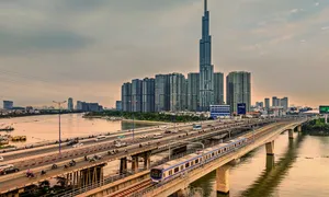 Quán rooftop ngắm metro hút khách tại TP HCM