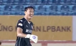 Thủ môn Bùi Tiến Dũng ghi bàn, níu hy vọng trụ hạng cho Đà Nẵng