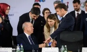 Khoảnh khắc bắt tay gây chú ý giữa ông Macron và ông Erdogan Khoảnh khắc bắt tay gây chú ý giữa ông Macron và ông Erdogan