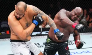 Derrick Lewis tái xuất UFC, thắng knock-out sau 35 giây Derrick Lewis tái xuất UFC, thắng knock-out sau 35 giây