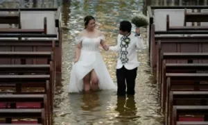 Đám cưới giữa nước lụt sau bão Wipha ở Philippines Đám cưới giữa nước lụt sau bão Wipha ở Philippines