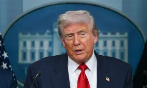 Ông Trump sẽ xem xét áp thuế Trung Quốc vì mua dầu Nga trong 2-3 tuần tới Ông Trump sẽ xem xét áp thuế Trung Quốc vì mua dầu Nga trong 2-3 tuần tới