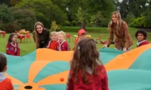 Bà Melania và Vương phi Kate vui chơi cùng trẻ em