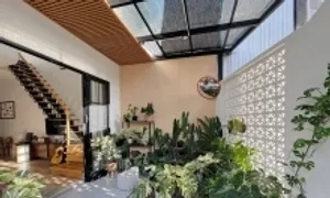 Căn nhà ngập tràn ánh sáng và cây xanh trong thiết kế hai tầng Căn nhà ngập tràn ánh sáng và cây xanh trong thiết kế hai tầng